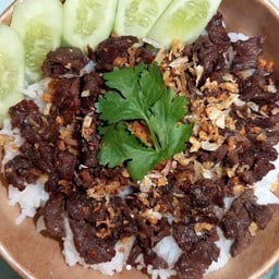 เนื้อทอดกระเทียมราดข้าว