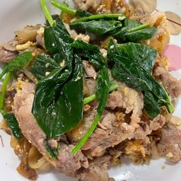 ผัดซีอิ๊วหมูหมักเส้นใหญ่