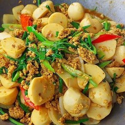 ลูกชิ้นผัดผงกะหรี่ราดข้าว