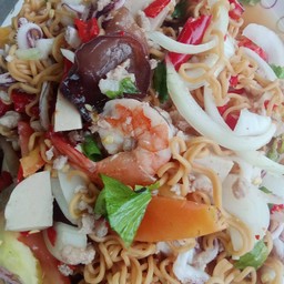 ยำมาม่ากุ้งหมึก