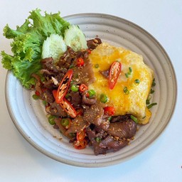 ข้าวหมูกระเทียมพริกสดไข่ข้น