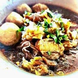 ก๋วยเตี๋ยวเนื้อเปื่อย + ลูกชิ้น น้ำใส  (แชมป์)