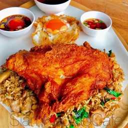 เซ็ทกะเพราหน้าสะโพกไก่ทอด(ไม่มีกระดูก)