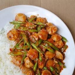 ลูกชิ้นผัดพริกแกงราดข้าว