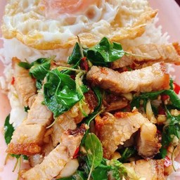 กระเพราหมูกรอบ+น้ำซุป