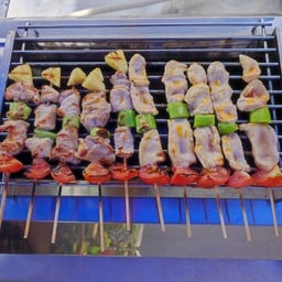 บาบีคิว ลูกชิ้นนึ่ง ผลไม้