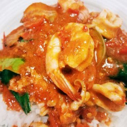 ผัดพริกแกงทะเล (หมึก+กุ้ง)ราดข้าว
