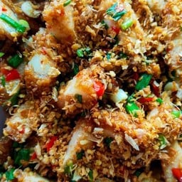 หมูกรอบผัดพริกเกลือราดข้าว