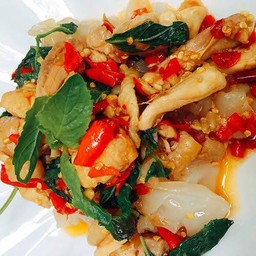 เส้นใหญ่ผัดกะเพรา