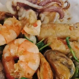 กระเพราทะเลรวม(กุ้ง+หมึก+หอย+ปลา)