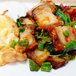 ข้าวกระเพราหมูกรอบ