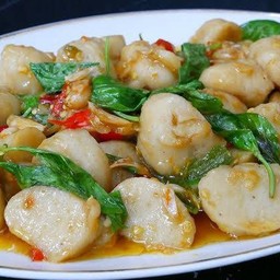 ลูกชิ้นผัดใบโหระพาราดข้าว