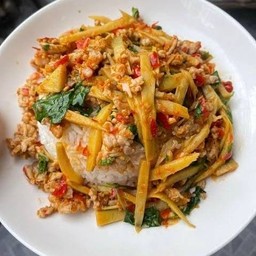 กะเพราหมูสับหน่อไม้ ราดข้าว