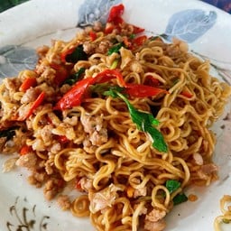 มาม่าผัดกระเพาหมูสับ