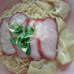 บะหมี่เกี้ยวน้ำหมูแดง