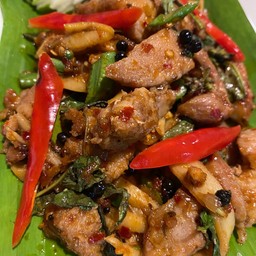 ข้าวผัดพริกแกงหมูแดดพริกไทยดำ