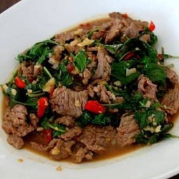 กะเพราเนื้อชิ้น กับข้าว