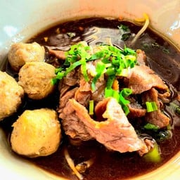 ก๋วยเตี๋ยวเนื้อสด+ลูกชิ้น น้ำตก (แชมป์)