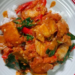 ผัดพริกแกงหมูกรอบ  ราดข้าว