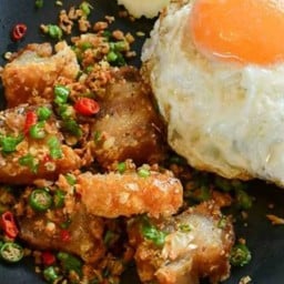 ข้าวหมูกรอบคั่วพริกเกลือ