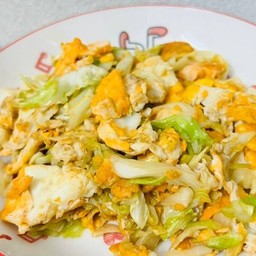 กะหล่ำปีผัดไข่ราดข้าว