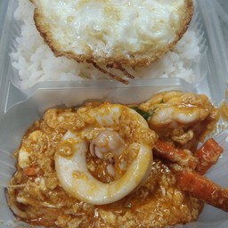 ข้าวผัดผงกะหรี่หมึก