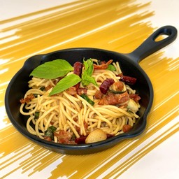 สปาเก็ตตี้เบค่อนกระเทียมพริกแห้ง