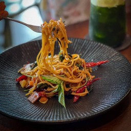 สปาเก็ตตี้แฮมผัดพริกแห้ง