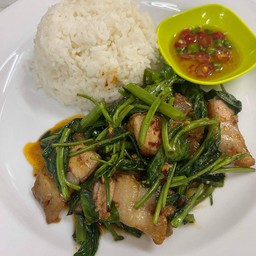 ผัดผักบุ้งไฟแดงราดข้าว