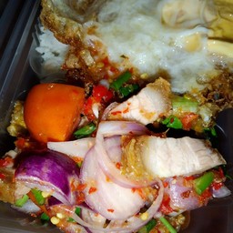 ข้าวยำหมูกรอบ