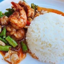 ผัดพริกแกงทะเล -ถั่วฝักยาว ราดข้าว