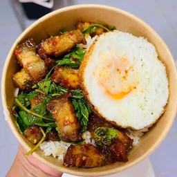 กะเพราหมูกรอบ (ราดข้าว)