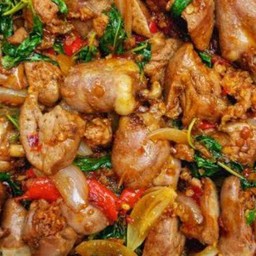 กระเพราเครื่องในไก่