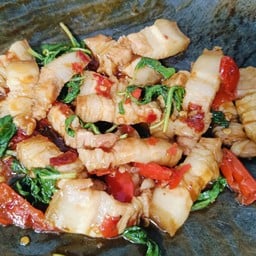 กระเพราหมูสามชั้นราดข้าว