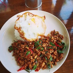 กะเพราหมูสับราดข้าว