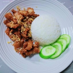 ข้าวหมูทอด กะเพราพริกแห้ง by มาดามเก๋