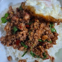 ข้าวราดผัดกระเพราห่อ(เลือดเนื้อสัตว์ด้านใน)