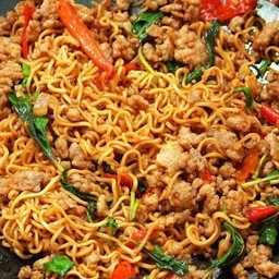 ผัดกะเพรามาม่าหมูสับ