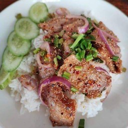 หมูน้ำตกราดข้าว