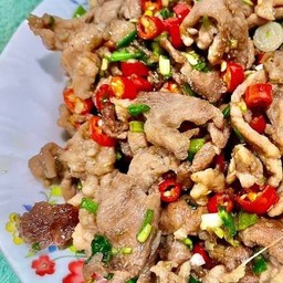 หมูชิ้นคั่วพริกเกลือราดข้าว