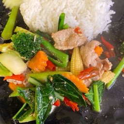 ผัดผักรวมมิตรหมู ราดข้าว