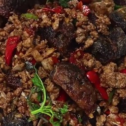 ข้าวกระเพราไข่เยี่ยวม้า