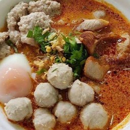 มาม่าต้มยำหมูสับลูกชิ้นใส่ไข่ลวก