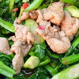 คะน้าหมูชิ้นราดข้าว