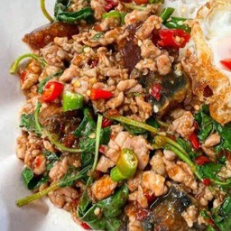 กระเพราไข่เยี้ยวม้า