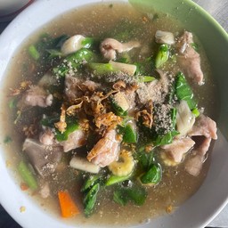 ราดหน้าเส้นใหญ่ หมูหมักนุ่ม
