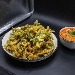 ยำผักบุ้งทอดกรอบ.