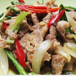 หมูชิ้นผัดพริกสดราดข้าว