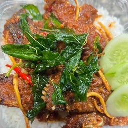 ปลานิลทอดผัดพริกแกง