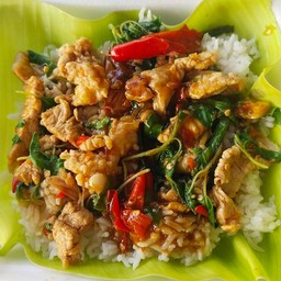 กระเพราราดข้าว